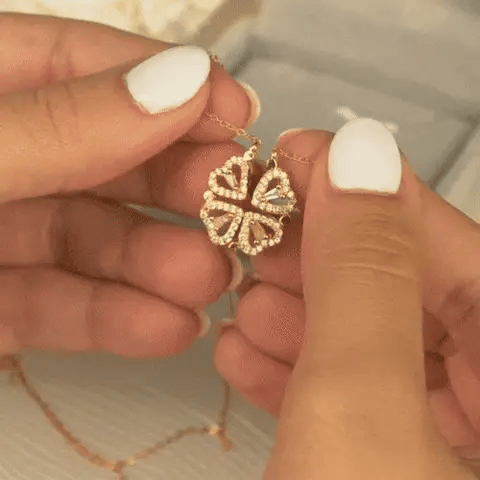 Collar de trébol de cuatro corazones