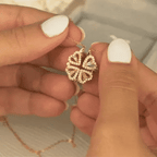 Collar de trébol de cuatro corazones