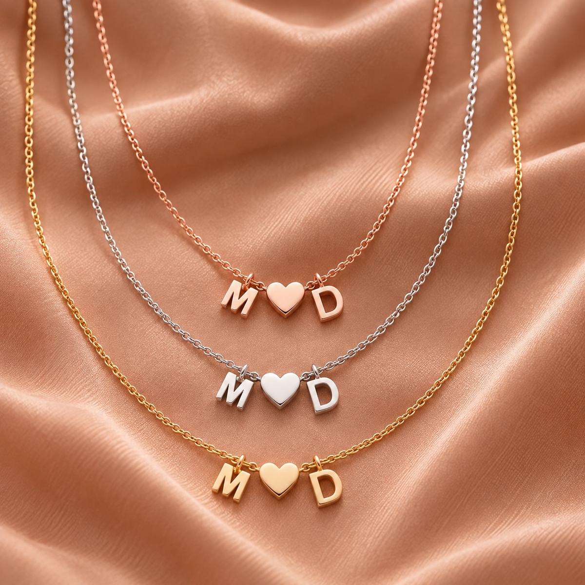 Collar con dos iniciales y corazón
