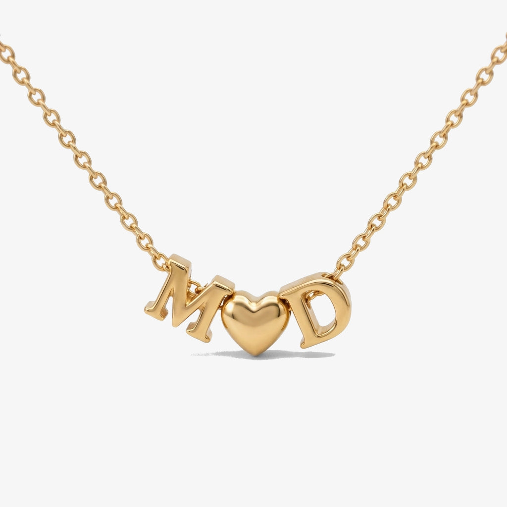 Collar con dos iniciales y corazón