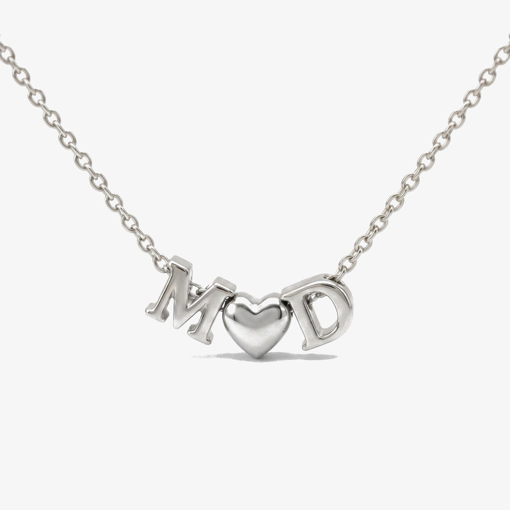 Collar con dos iniciales y corazón