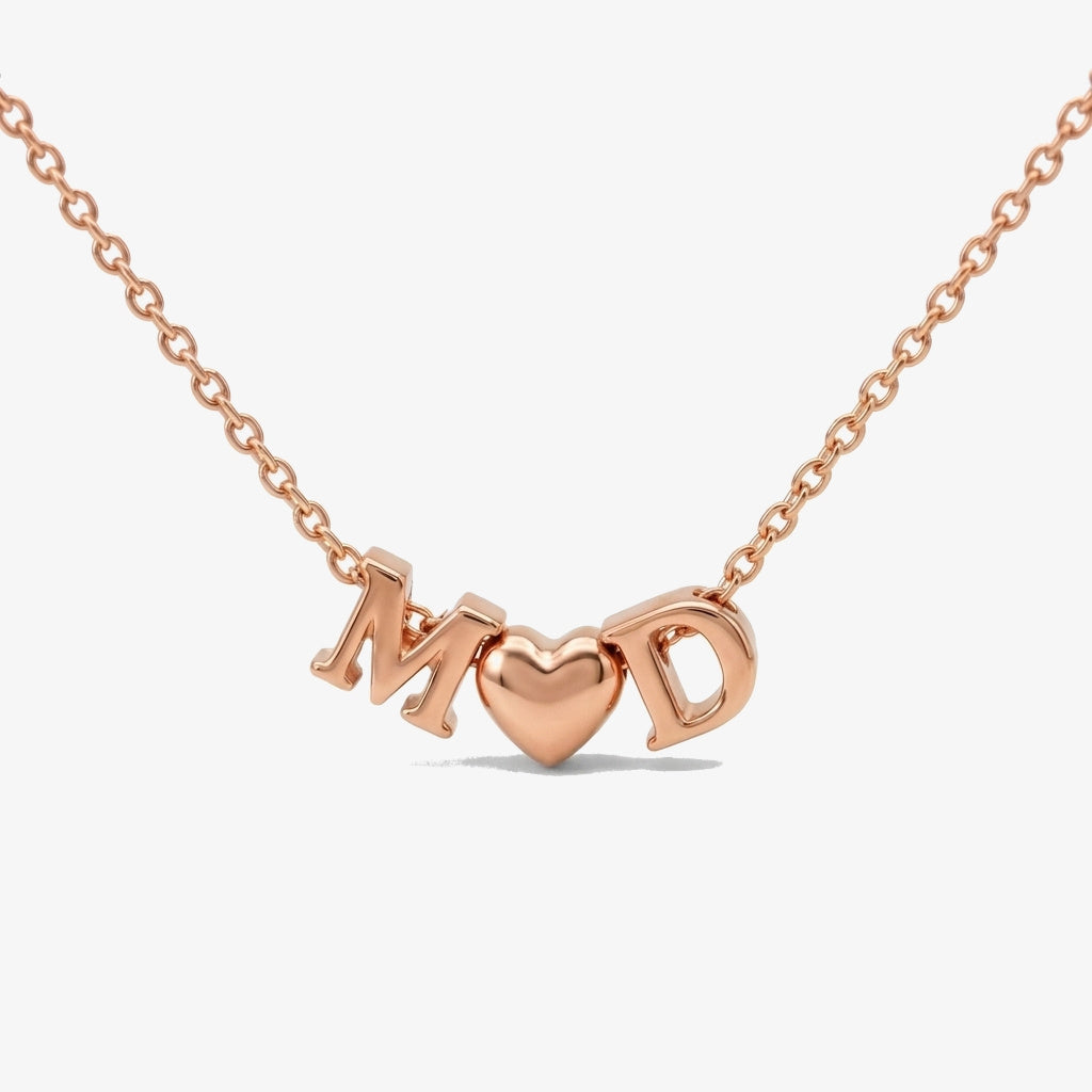 Collar con dos iniciales y corazón