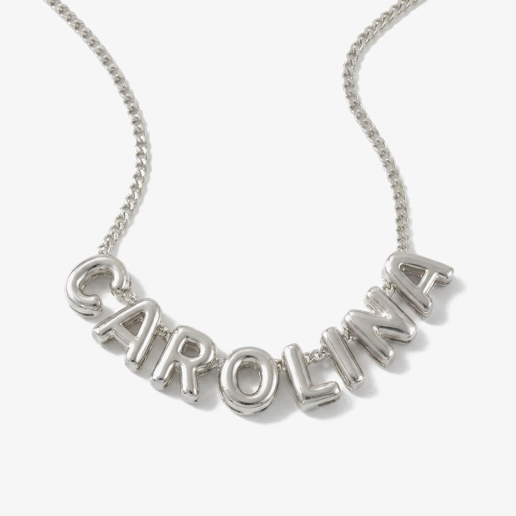 Collar con nombre en relieve