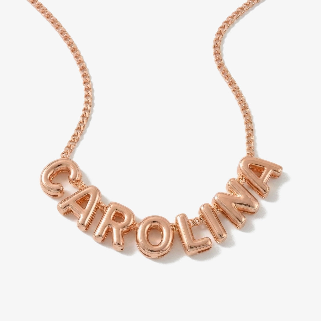 Collar con nombre en relieve